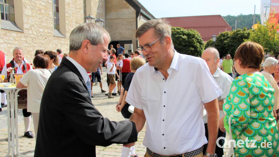 Der Schmidmühlener Bürgermeister Peter Braun (rechts) verabschiedet Pfarrer Werner Sulzer. Bild: bjo