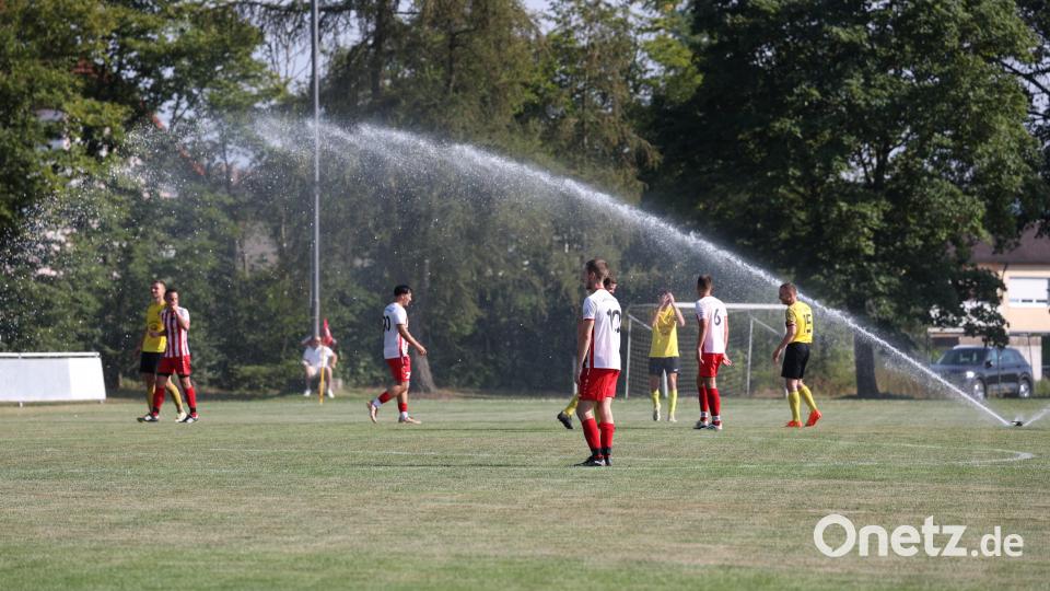 Szene aus dem Kreisliga-Spiel VfB Rothenstadt (rot-weiße Trikots) gegen den SV Kulmain, das 2:2 endete. Bild: Dieter Jäschke