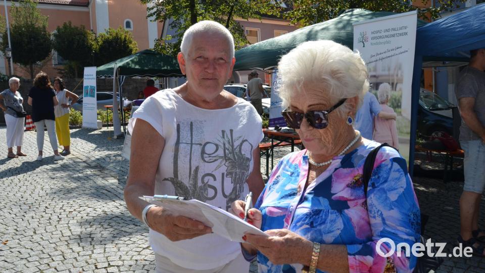 Hedwig Reger (links) sammelte ehrenamtlich Unterschriften für eine zusätzliche Stelle im Frauenhaus Weiden. Die ehemalige Stadträtin Lotte Hofmann (rechts) unterstützte dieses Anliegen gerne. Bild: dob