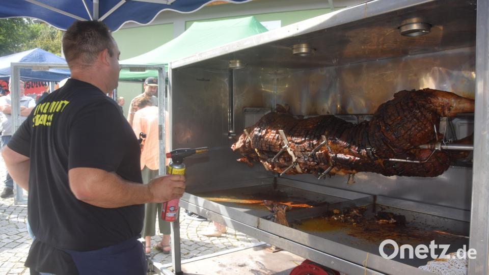 Die 120 Portionen der Sau am Spieß waren begehrt. Bild: fz