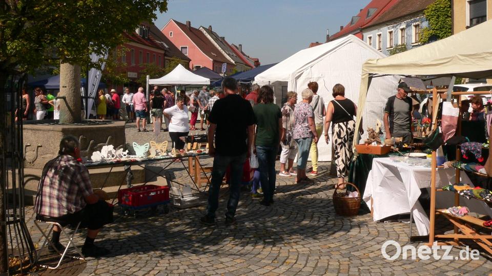 In der guten Stube von Luhe, auf dem historischen Marktplatz, flanieren die Besucher beim Schutzengelmarkt. Bild: mh