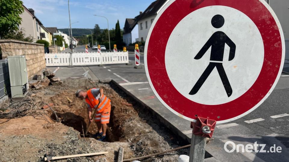 Die Vohenstraußer Straße in Weiden bekommt neue Fußgängerampeln. Während der Baumaßnahmen ist die Zu- und Ausfahrt Am Krumpes gesperrt. Bild: Gabi Schönberger