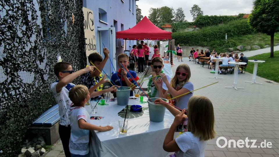 Die Kinder und Jugendlichen saugten den Saft mit langen Strohhalmen aus den kleinen Eimern. Bild: gz