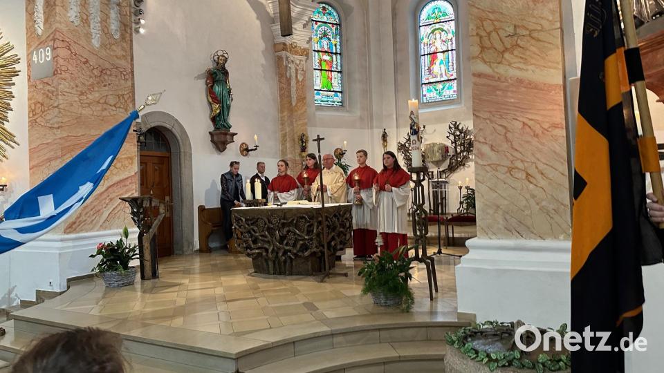 Pfarrer Wilhelm Bauer zelebriert den letzten Gottesdienst vor dem Eintritt in den Ruhestand. Bild: Josef Glas