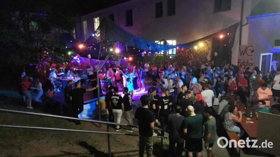 Vor allem am zweiten Partytag füllte sich der Schulhof in Eslarn mit Gästen. Bild: gz
