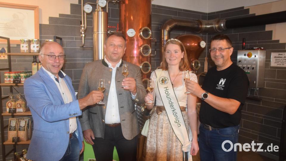 Holunderkönigin Monika Hirtreiter scharrt die Prominenz in ihrer Brennerei um sich. Bild: fz