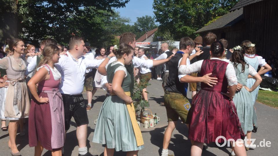 Mit einer Tanzformation nach der anderen begeistern die 15 Kirwapaar ein Stunde lang bei 30 Grad in der prallen Sonne. Bild: fz