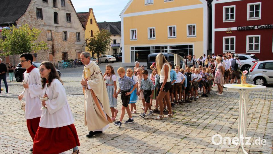 Pfarrer Werner Sulzer zog mit den Kirwapaaren in die Pfarrkirche ein (bjo) Bild: bjo