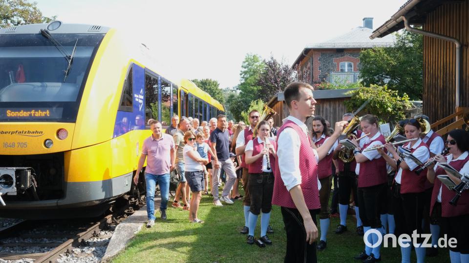 Die Blaskapelle St. Vitus begrüßte die Fahrgäste auf dem Bahnhofsgelände in Burglengenfeld. Der Triebwagen der Länderbahn war kurz zuvor in Maxhütte-Haidhof gestartet. Anlass der Sonderfahrt war das 125-jährige Bestehen der historischen Strecke. Bild: Hirsch
