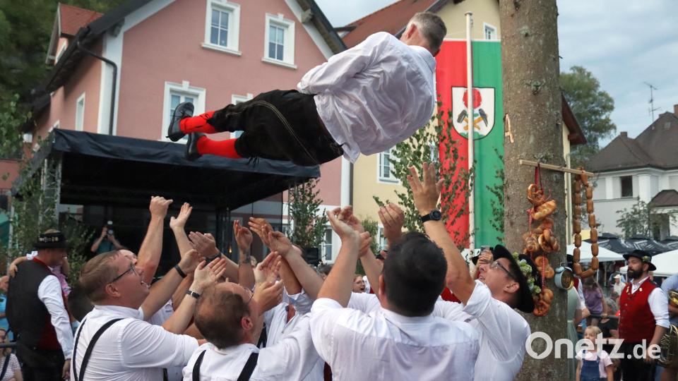 Der Rosenberger Oberkirwabursch der Alten fliegt in perfekter Haltung und landet sicher. Bild: mfh