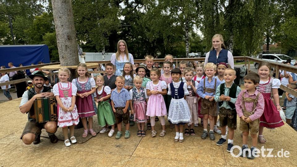 Die Kirwapaare des Kindergartens. Bild: sak