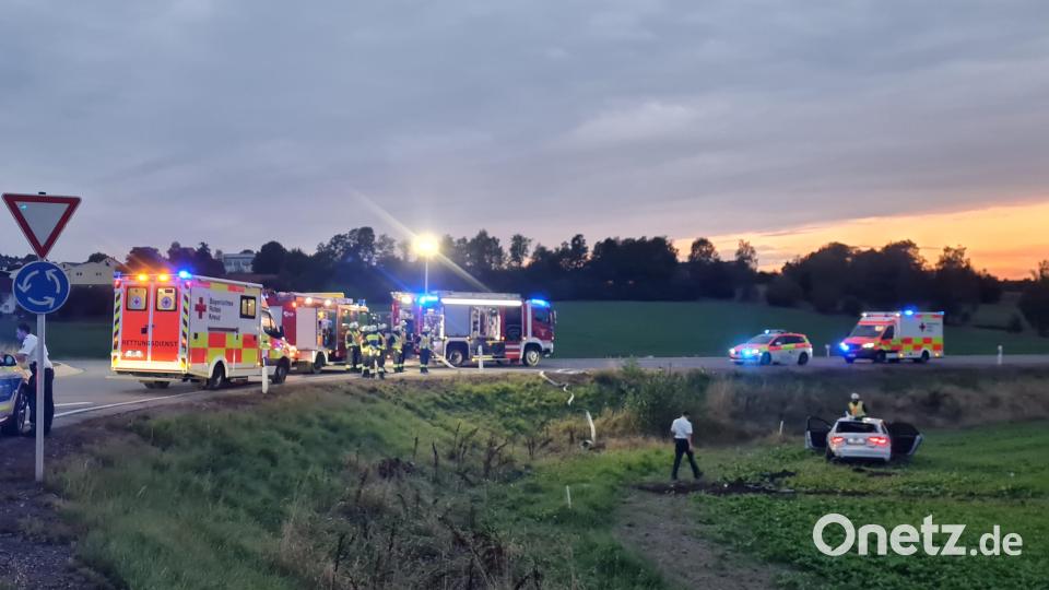 Drei Verletzte und Totalschaden am Auto sind die Bilanz eines Unfalls. Am Montagabend übersah ein 40-Jähriger den Kreisverkehr im Norden Plößbergs und schoss ungebremst über das Rund. Bild: Feuerwehr Plößberg/exb