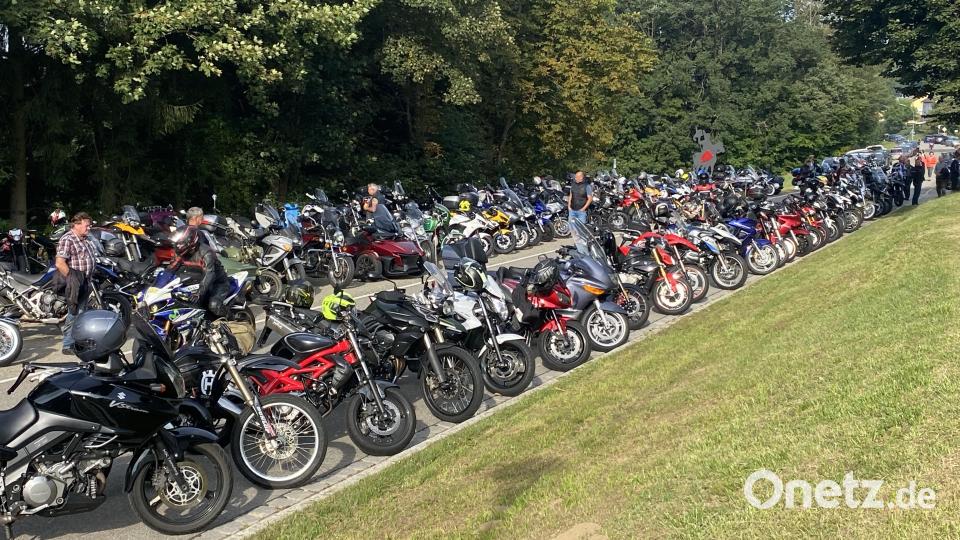 Fahrzeuge aller Größen und Typen sauber aufgereiht: So sah es beim Motorradgottesdienst in Tännesberg aus. Bild: Josef Glas