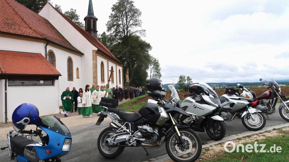 Am ersten Bergfestsonntag werden nach dem Bikergottesdienst alljährlich die Motorräder und ihre Fahrer gesegnet. So auch bei der Bergfesteröffnung in diesem Jahr. Archivbild: rha