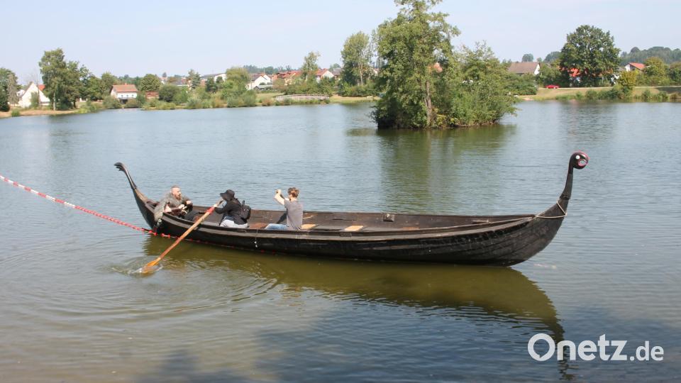 Rundfahrten mit dem &quot;Wikingerboot&quot; auf dem Kiesibeach-Weiher bot &quot;Ragnar&quot; an. Bild: bjp