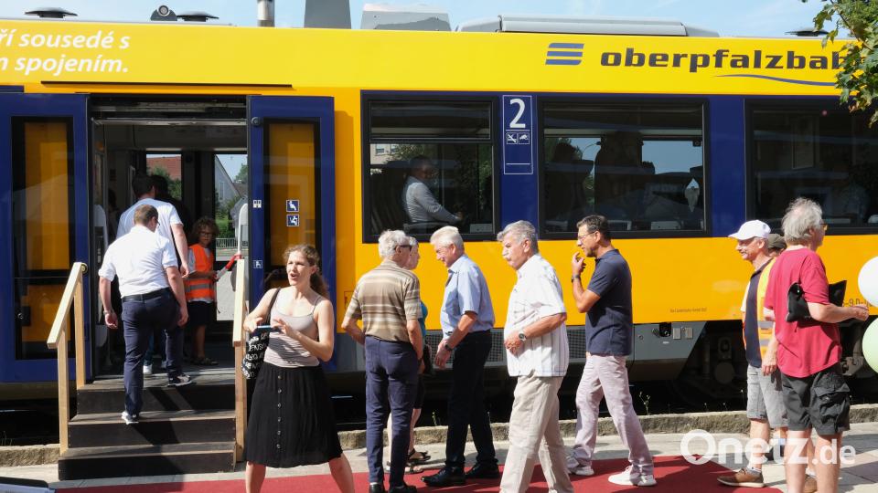 Bitte einsteigen! Zahlreiche Besucher nutzten das Angebot der Eisenbahnfreunde im Städtedreieck zur Jubiläumsfahrt von Maxhütte-Haidhof über Teublitz nach Burglengenfeld. Bild: Hirsch