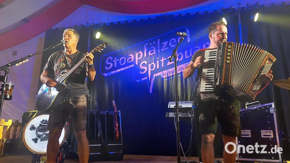 Die „Stoapfälzer Spitzbuam“ sind ein weiteres Mal der Garant für Super-Kirwa-Stimmung in Schwarzenfeld. Bild: jua