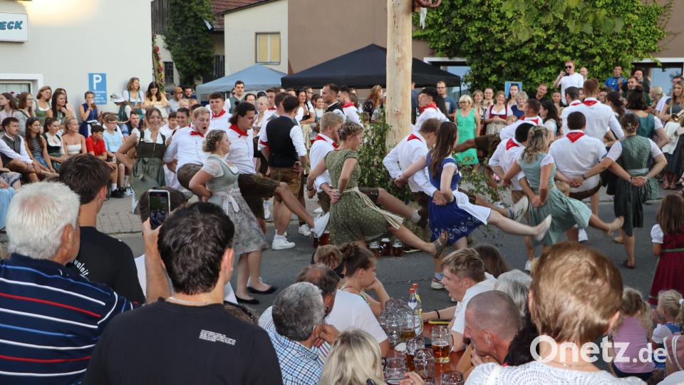 Die Kirwapaare tanzen in Edelsfeld den Baum mitten auf der Straße aus. Bild: gru