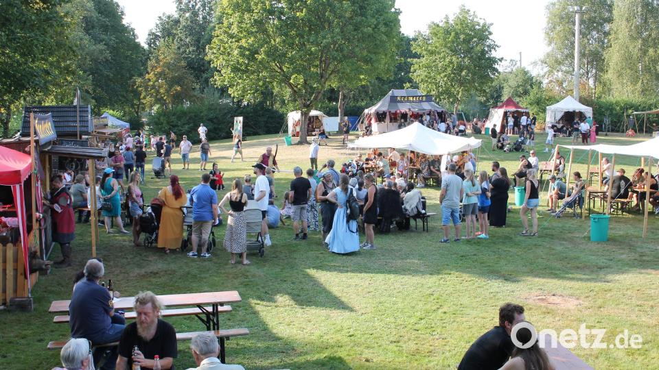 Die Hochsommerhitze sorgte dafür, dass sich der Festplatz beim Kiesibeach zunächst nur langsam füllte. Gegen Abend hin ging es zur Freude von Mittelaltermarkt-Organisator Manfred Schleicher (links im Vordergrund) allerdings belebter zu. Bild: bjp