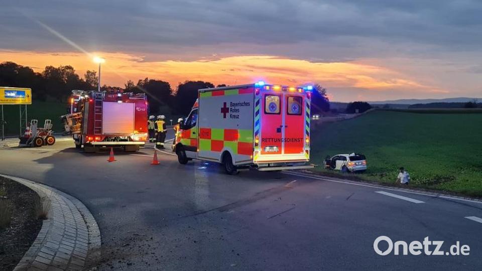 Drei Verletzte und Totalschaden am Auto sind die Bilanz eines Unfalls. Am Montagabend übersah ein 40-Jähriger den Kreisverkehr im Norden Plößbergs und schoss ungebremst über das Rund. Bild: Feuerwehr Plößberg/exb