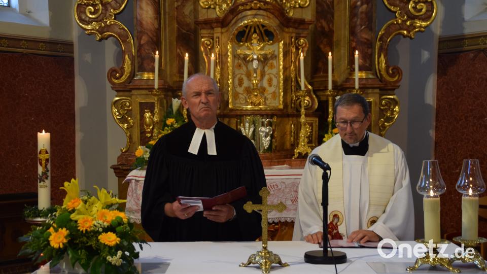 Pfarrer Heinrich Arweck (links) und Pfarrvikar Christian Preitschaft (rechts) beten gemeinsam beim ökumenischen Gottesdienst auf dem Mausberg. Bild: swo