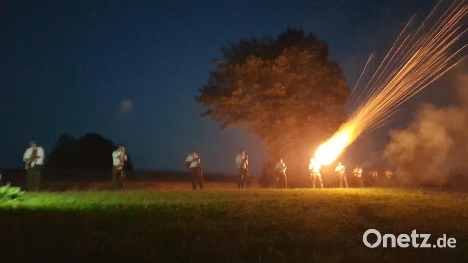 Die Böllerschützen feierten ihr 10-jähriges Bestehen mit einem Festgottesdienst und einem anschließenden Feuerblumenschießen. Bild: gi