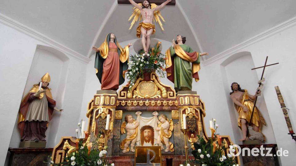Der am Kreuz erhöhte Heiland am Altar der Bergkirche steht im Mittelpunkt des Vilsecker Bergfestes. Die Pfarrei St. Ägidius lädt zur Festwoche nach Axtheid-Berg ein. Bild: rha