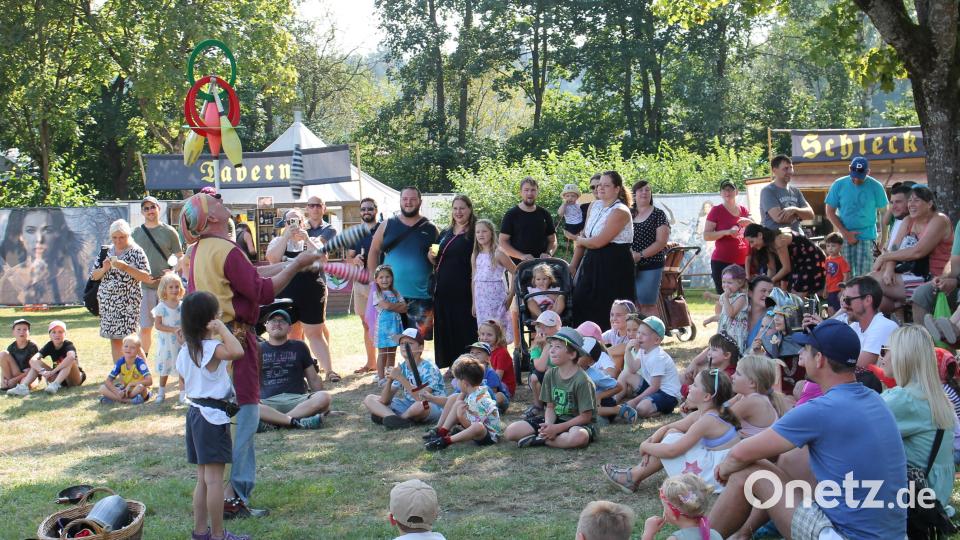 Mit seinen Jonglagekunststücken verblüffte &quot;Gaukler Gregorius&quot; vor allem die jungen Marktbesucher. Bild: bjp