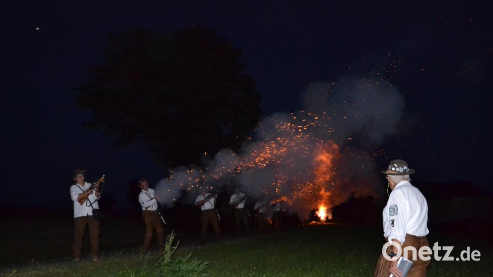 Die Böllerschützen feierten ihr 10-jähriges Bestehen mit einem Festgottesdienst und einem anschließenden Feuerblumenschießen. Bild: gi