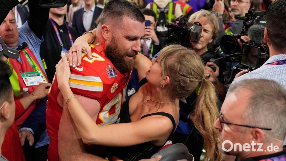 Die Beziehung zu Superstar Taylor Swift hat Travis Kelce weit über NFL-Kreise hinaus berühmt gemacht. Bild: John Locher/AP/dpa