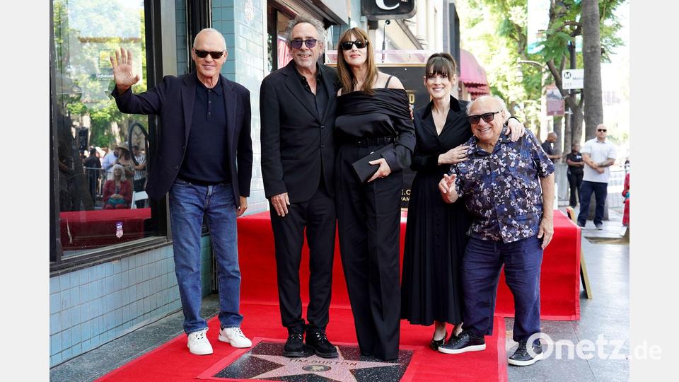Viele Stars feiern mit Regisseur Tim Burton dessen Stern auf dem Walk of Fame Bild: Jordan Strauss/Invision/AP