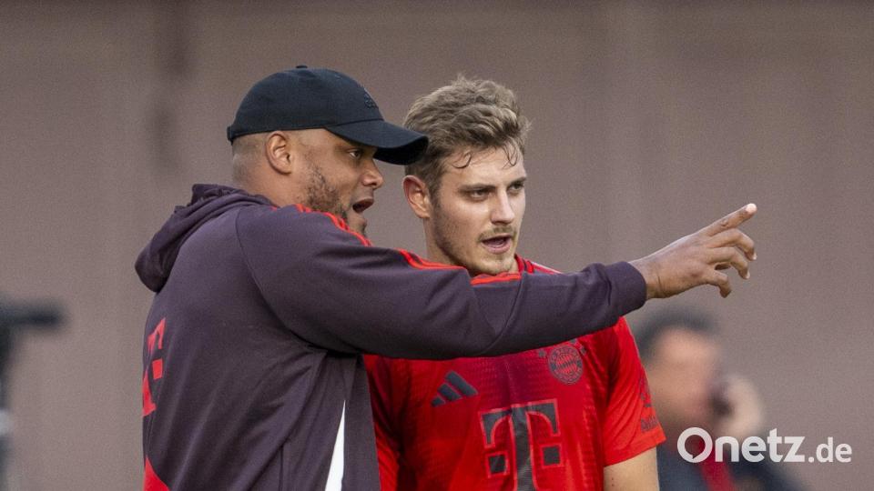 FC-Bayern-Trainer Vincent Kompany (l.) gibt Josip Stanisic Anweisungen. Bild: David Inderlied/dpa