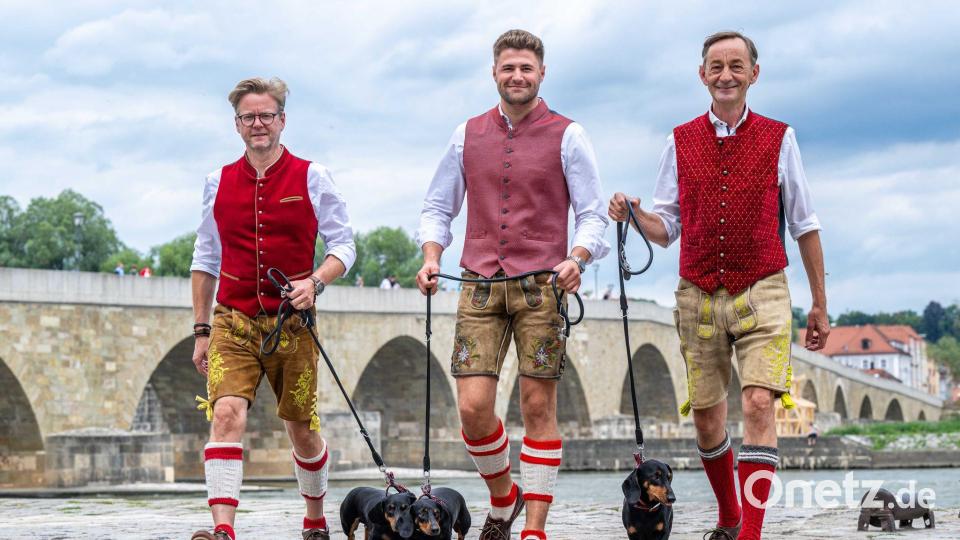 Mit einer Dackelparade wollen die Macher des Dackelmuseums, Oliver Storz (links), Moritz Hickl (Mitte) und Seppi Küblbeck (rechts), auf den kulturellen Wert der Dackelzucht aufmerksam machen. Bild: Armin Weigel/dpa