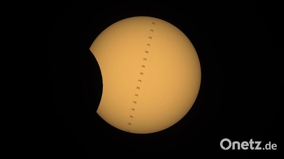 Wenn eine Sonnenfinsternis und ein ISS-Transit zusammenkommen, braucht man Glück und eine gute Planung für ein Bild. Bild: Martin Sponsel
