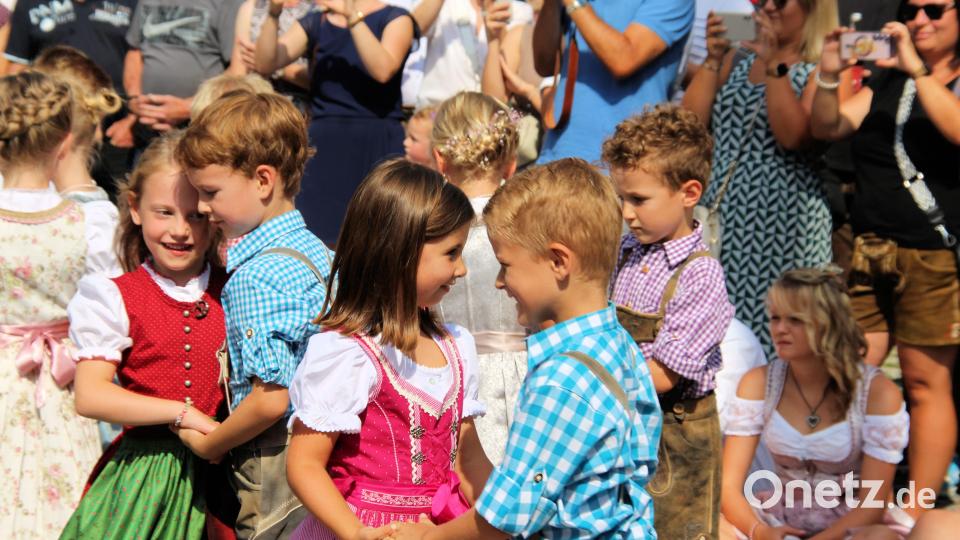 Die Kleinsten führten zwei Tänze auf (bjo) Bild: bjo