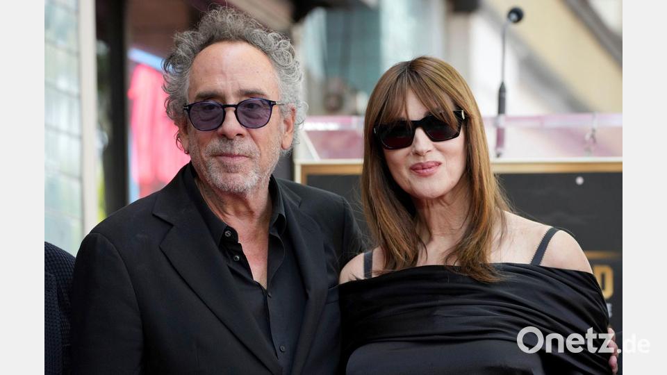 Tim Burton bringt seine Partnerin Monica Bellucci zu einer Ehrung in Hollywood mit Bild: Jordan Strauss/Invision/AP