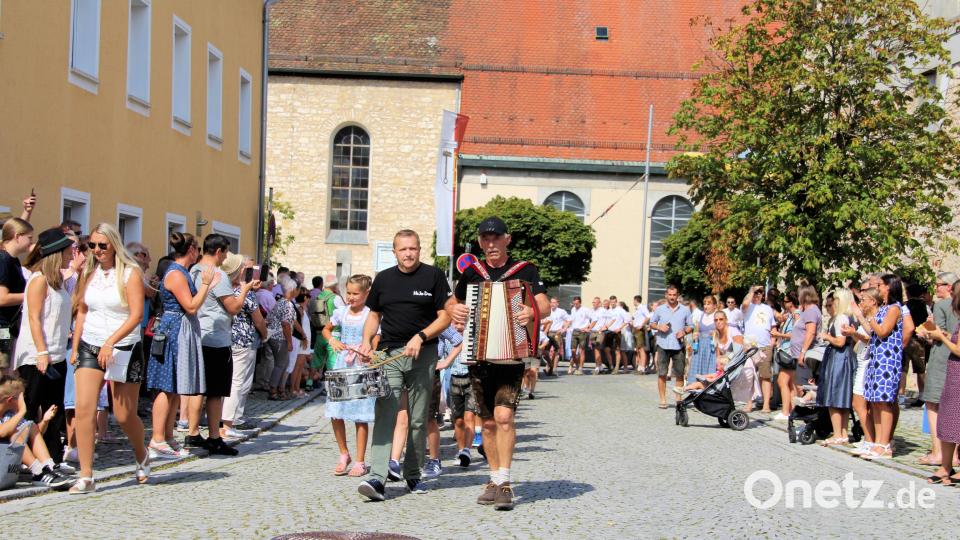 Beim Einmarsch der Schmidmühlener Kirwapaare säumen zahlreiche Zuschauer klatschend den Straßenrand. Bild: bjo