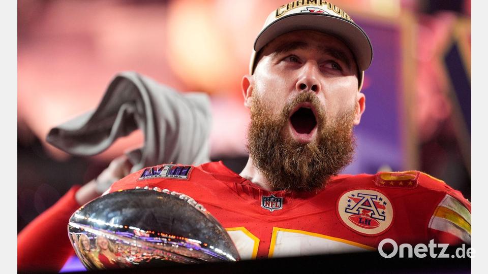 Die Vince Lombardi Trophy ist das große Ziel für Travis Kelce und die Kansas City Chiefs. Bild: Ashley Landis/AP/dpa