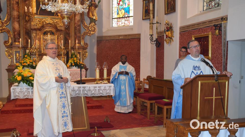 Regionaldekan Manfred Strigl (links) vom Exerzitienhaus Johannisthal fordert beim Seniorengottesdienst auf dem Mausberg die Gläubigen auf, Gott zu loben. Bild: swo