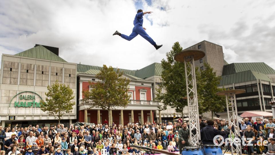 Waghalsige Luftnummer: die französisch-schweizerische Künstlerkompanie &quot;Cirque la Compagnie&quot; im Jahr 2022 auf dem Neupfarrplatz in Regensburg. Bild: Hubert Lankes/exb