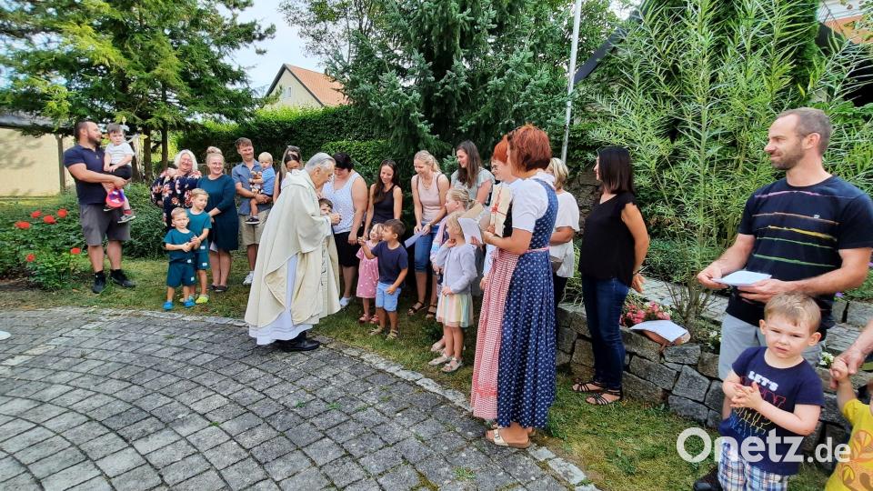 „Wie schön, dass du geboren bist“, singen die Kindergartenkinder. Jubilar Alois Albersdörfer begrüßt jedes Kind mit Handschlag. Bild: oe