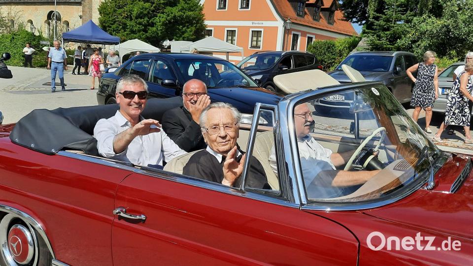 Mit einem schmucken Oldtimer fuhr man nach Fichtenhof. Vorne der Jubilar Pfarrer Alois Albersdörfer, dahinter Franz Badura, dritter Bürgermeister von Amberg, daneben Peter Anton, Bürgermeister Ammerthal. Bild: oe