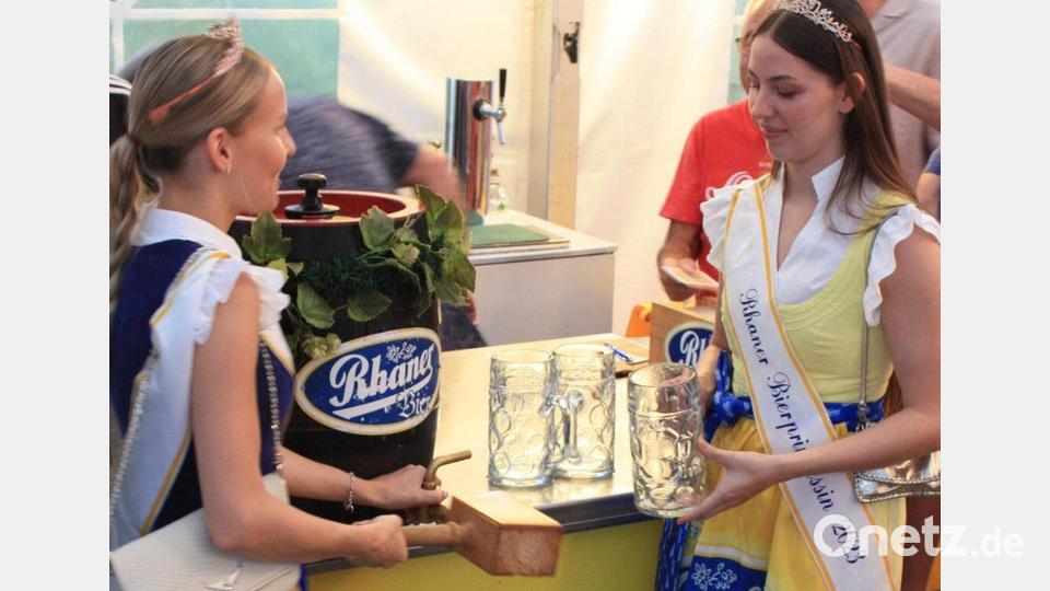 Mit Applaus werden die Bierprinzessinnen begrüßt. Bild: Silke Hierl/exb