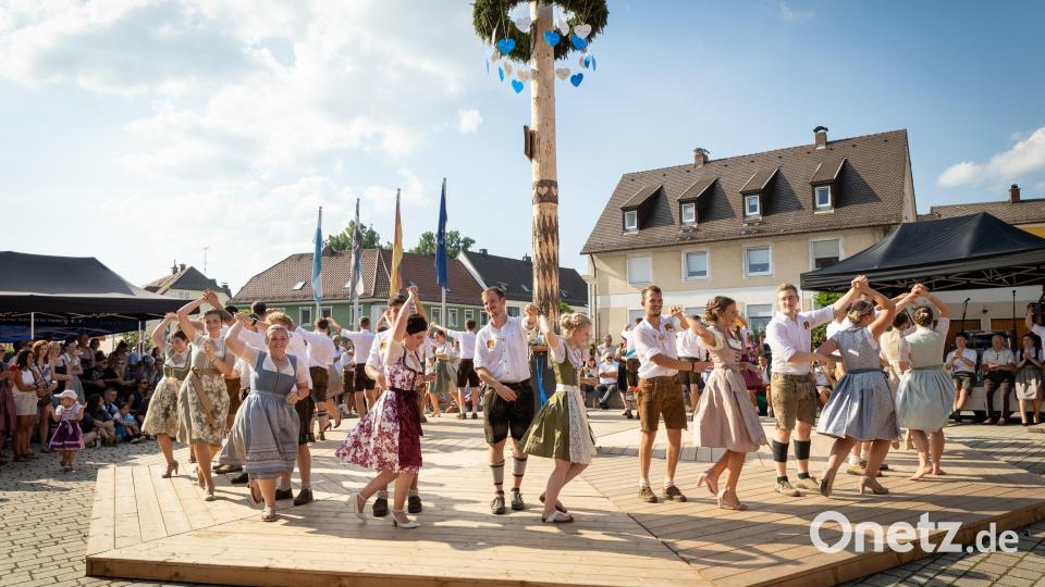 Auf dem Wernberger Marktplatz geht es heuer wieder rund – auch um den Kirwabaum. Archivbild: Mike Radowsky/exb