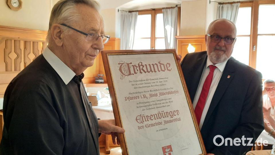 Im Namen der Gemeinde überreicht Bürgermeister Anton Peter (rechts) an Pfarrer Alois Albersdörfer die Ernennungsurkunde zum Ehrenbürger. Bild: oe