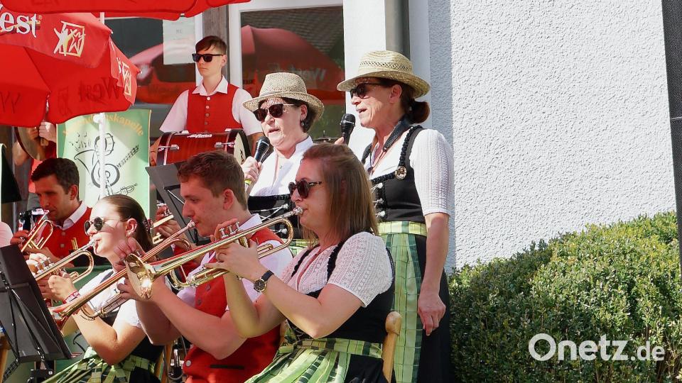 die beiden Sängerinnen Birgit Ries und Heidi Neidl (hinten von rechts) wurden für die Gesangseinlagen mit viel Applaus belohnt. Bild: nib