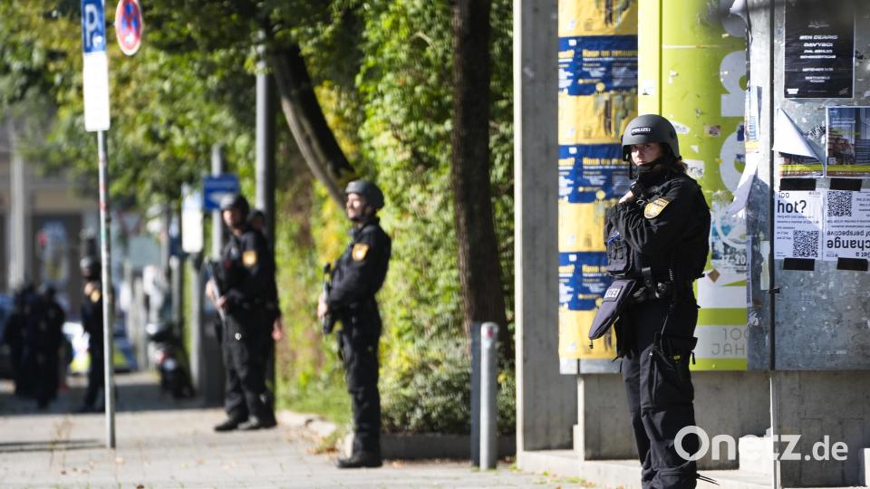 Zahlreiche Polizisten sind in der Münchner Innenstadt in der Nähe des NS-Dokumentationszentrums und des Israelischen Generalkonsulats im Einsatz. Bild: Matthias Schrader/AP/dpa
