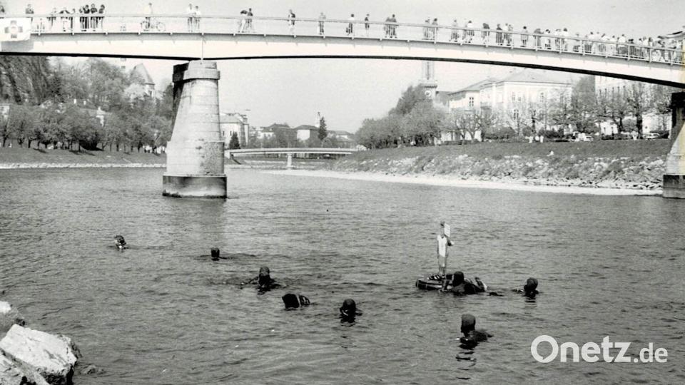 Die Gruppe aus Weiherhammer beim ersten Salzachschwimmen 1980 in Salzburg unter dem Mozartsteg- Archivbild: Wasserwacht Weiherhammer
