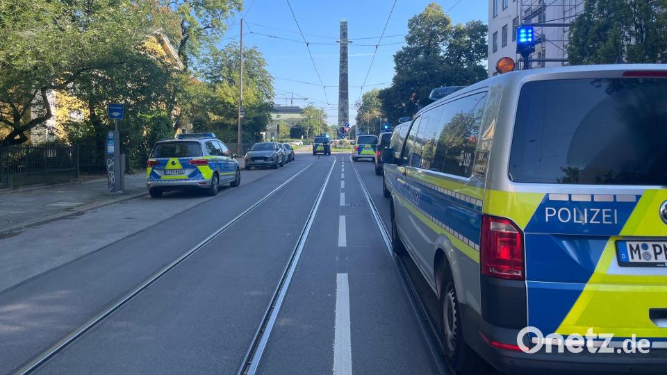 Zahlreiche Polizisten sind in der Münchner Innenstadt in der Nähe des NS-Dokumentationszentrums und des Israelischen Generalkonsulats im Einsatz. Bild: Simon Sachseder/dpa