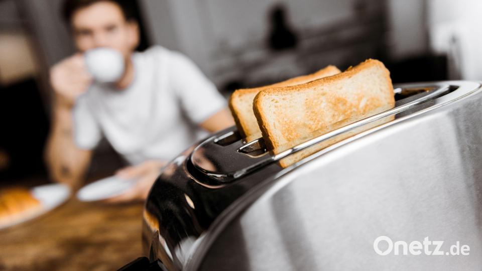 Geräte mit Hitzeentwicklung wie ein Toaster dürfen nicht unter einem Hängeschrank oder unmittelbar neben Vorhängen aufgestellt werden, sonst besteht Brandgefahr. Symbolbild: Lightfield Studios – stock.adobe.com